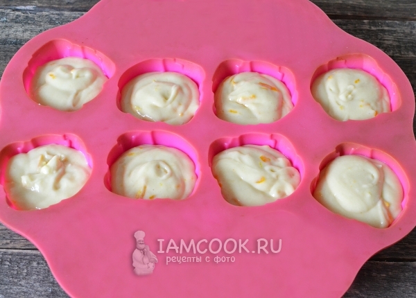 Переложить тесто в формочки