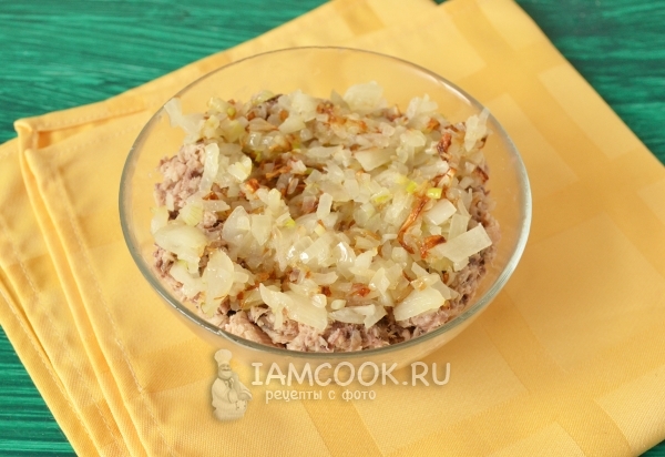 Добавить обжаренный лук