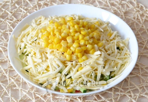 Положить на сыр кукурузу