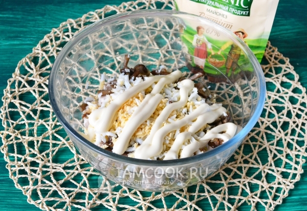 Положить майонез