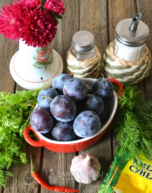 Ингредиенты для приготовления домашнего кетчупа из слив на зиму