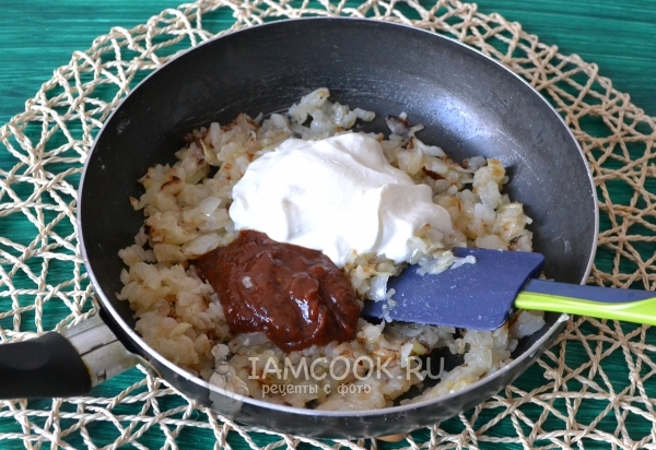 Положить сметану и томатное пюре