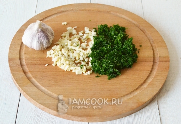 Порезать укроп с чесноком
