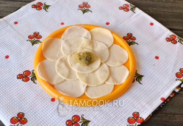 Положить на тесто начинку