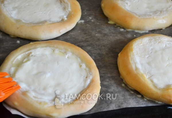 Смазать края желтком