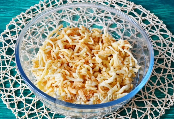 Положить чак-чак в миску