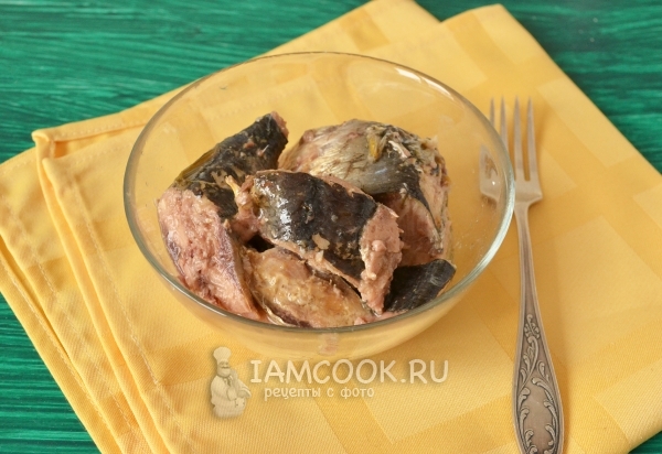 Положить консерву в миску