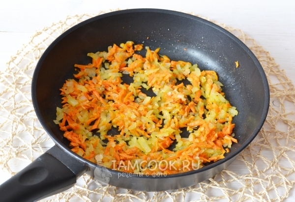 Обжарить морковь с луком