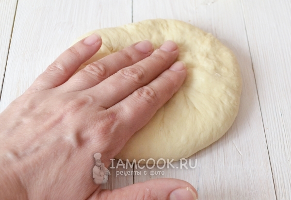 Придавить лепешку рукой