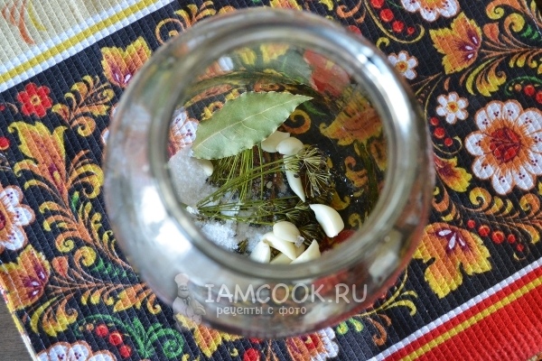 Положить в банку укроп, чеснок, соль и зелень