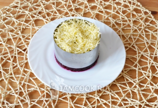 Положить слой сыра