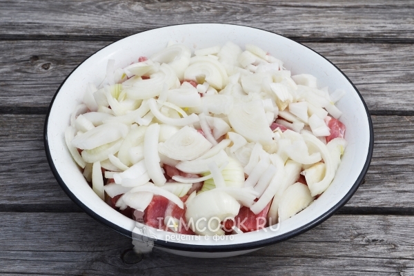 Положить на мясо лук