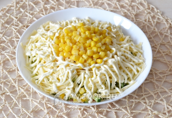 Полить салат майонезом