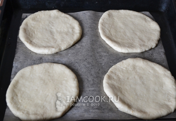 Положить лепешки на пергамент