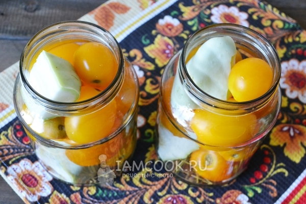 Положить в банку помидоры и патиссоны