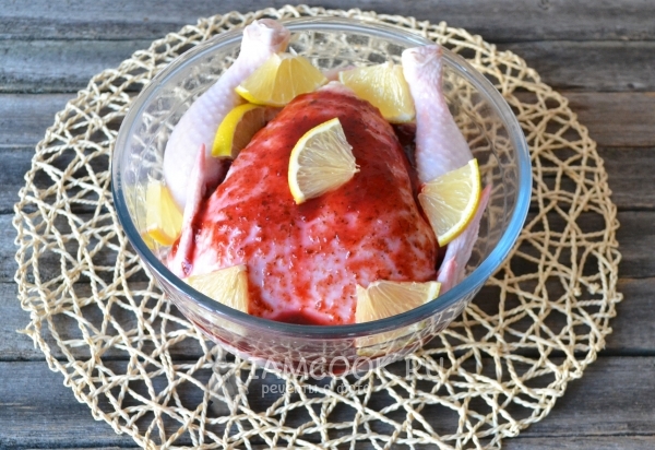 Смазать курицу соусом и положить лимон
