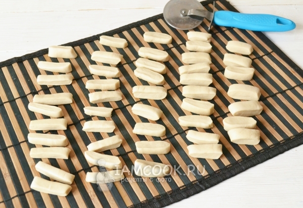 Порезать тесто на брусочки