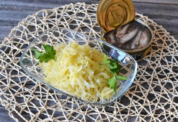 Натереть на терке картофель