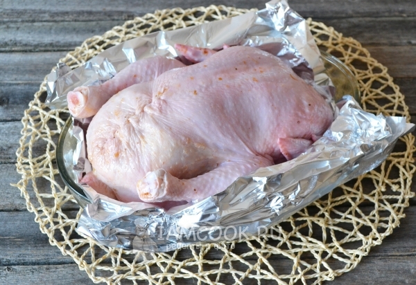 Положить курицу на фольгу
