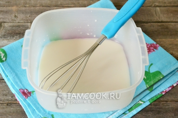 Развести дрожжи в воде