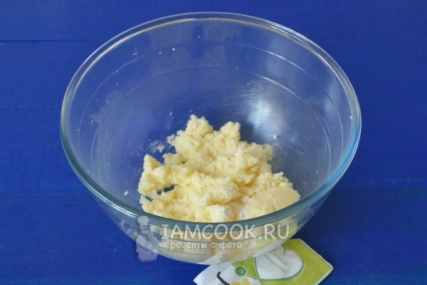 Растереть масло с сахаром