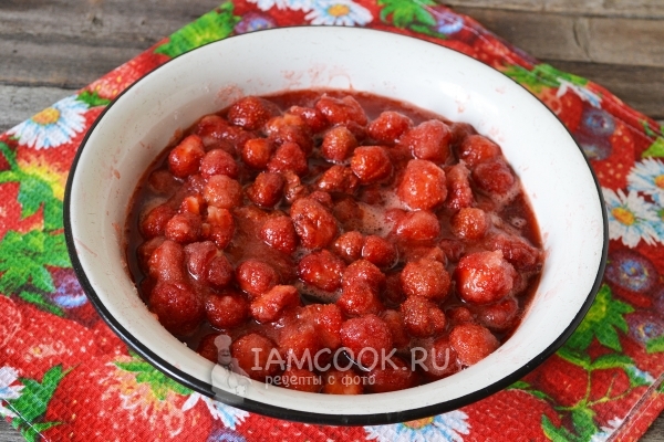 Размешать ягоды с сахаром