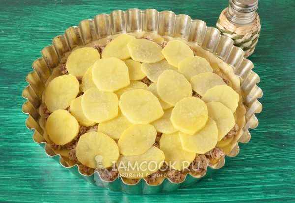 Положить на рыбу картофель