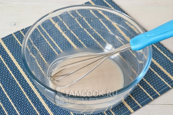 Размешать дрожжи с водой