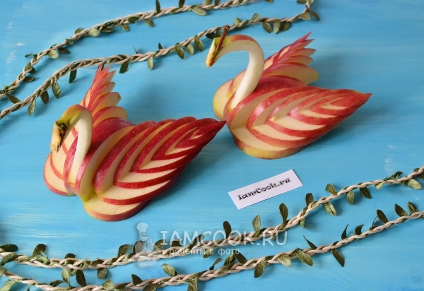 Фото лебедя из яблока