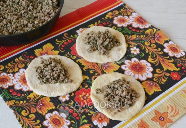 Положить на тесто начинку