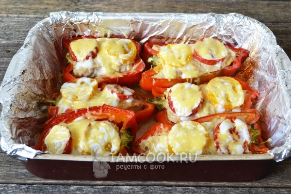 Готовый перец, фаршированный курицей, в духовке