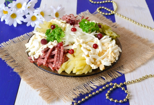 Рецепт салата с копченой колбасой и солеными огурцами