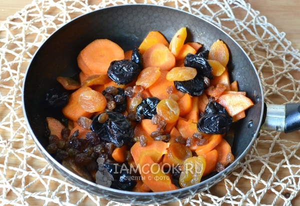 Положить изюм и курагу