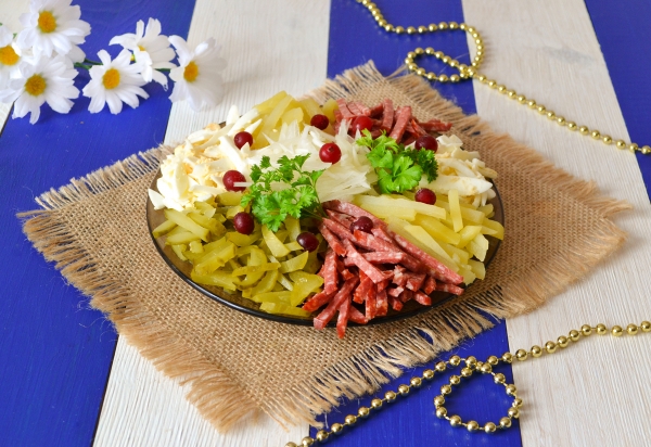 Готовый салат с копченой колбасой и солеными огурцами