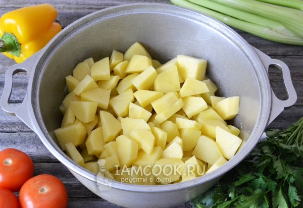 Сверху насыпаем порезанную картошку