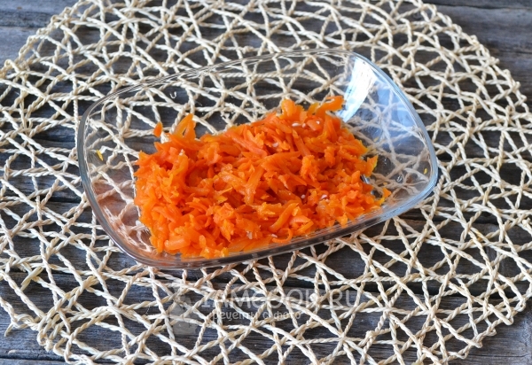 Натереть морковь