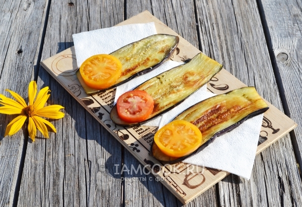 Положить на баклажан помидор