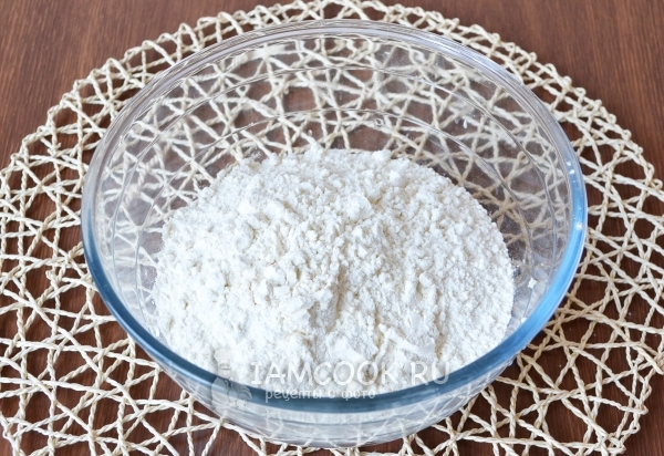 Всыпать муку, соль и разрыхлитель