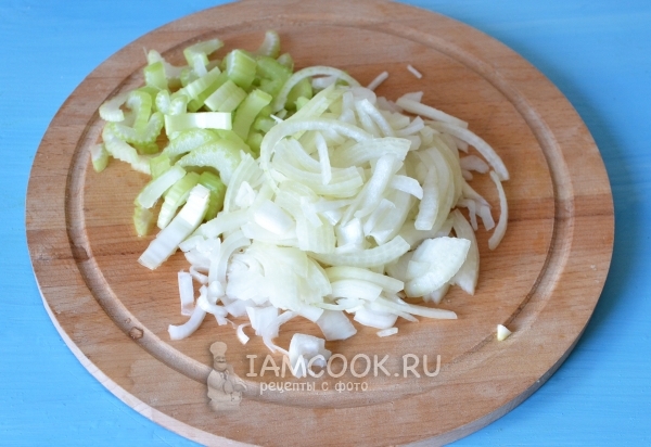 Порезать лук и сельдерей