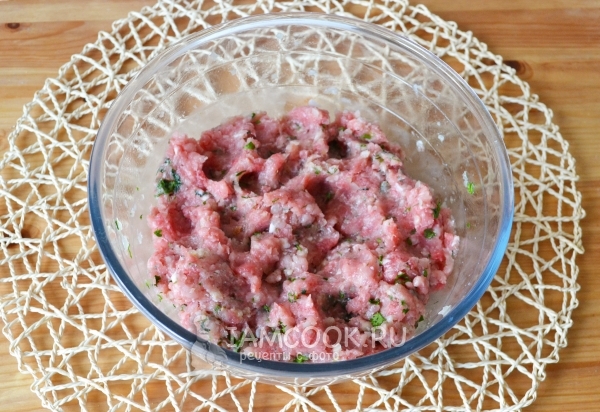Размяли фарш руками