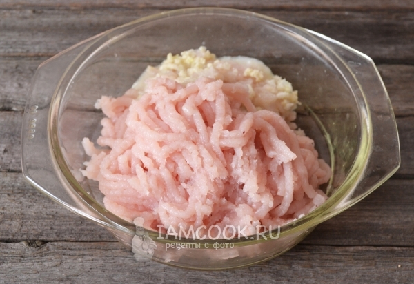 Перекрутить на мясорубке куриную грудку, лук и булку