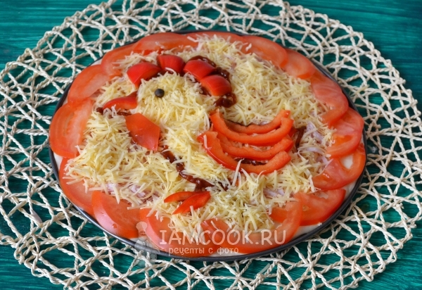 Выложить дольки помидоров