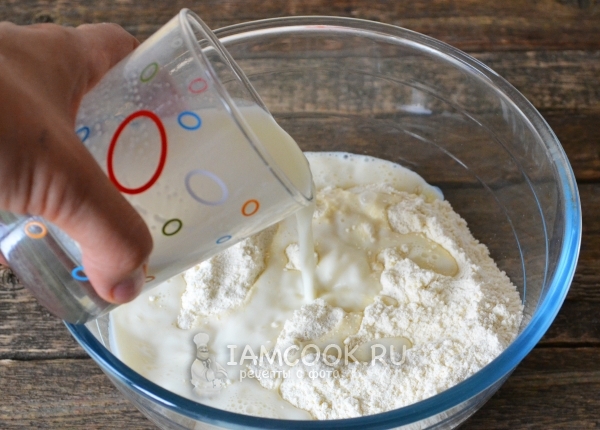 Влить молоко