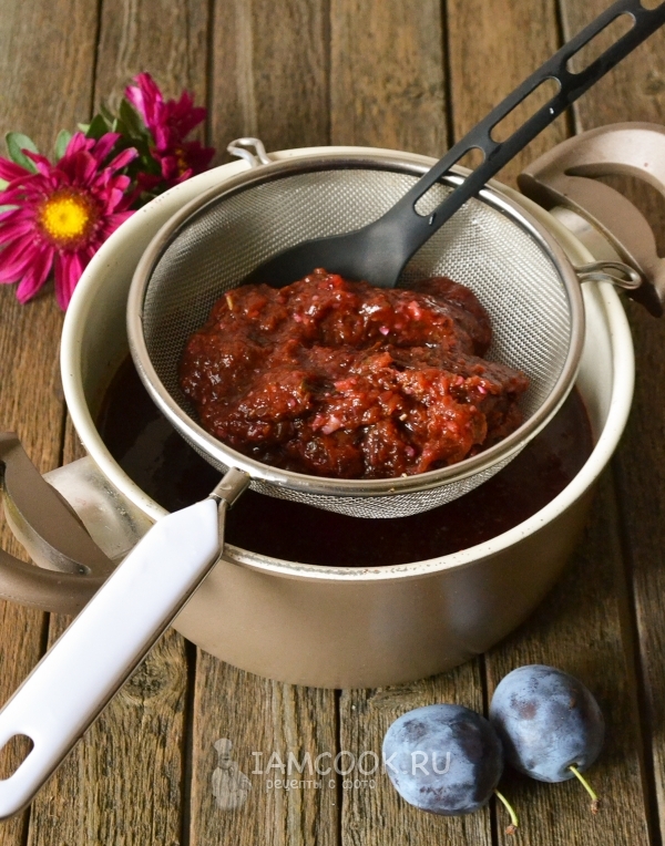 Кетчуп перетирается через сито