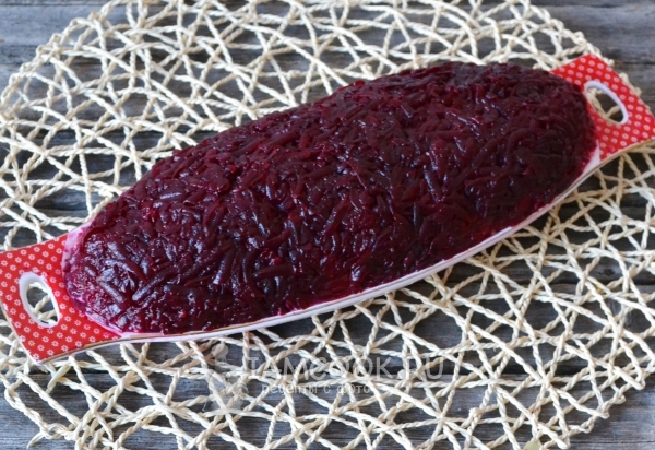 Положить слой свеклы