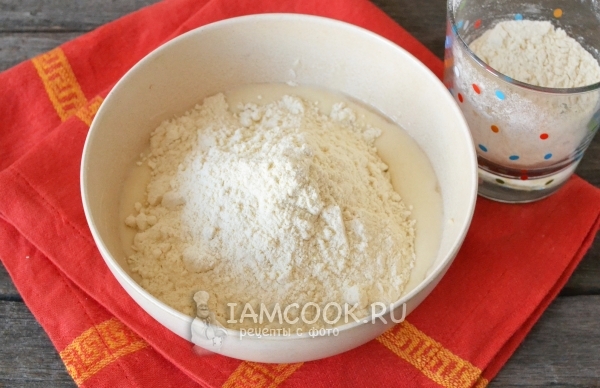 Всыпать муку