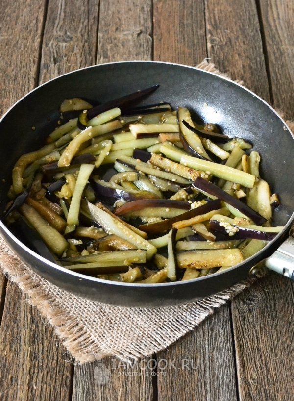 Обжарить баклажаны