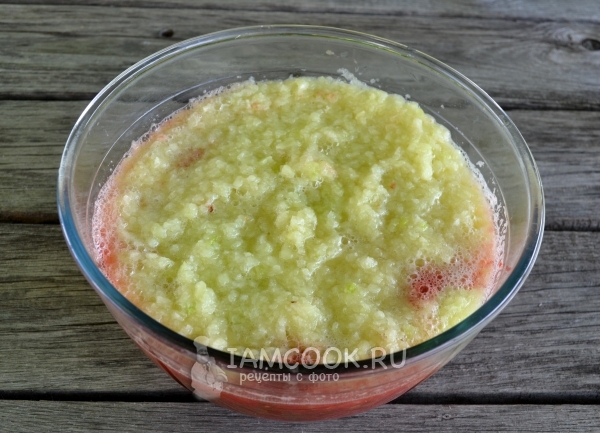 Измельчить овощи на мясорубке