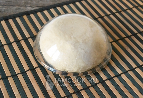 Накрыли тесто миской