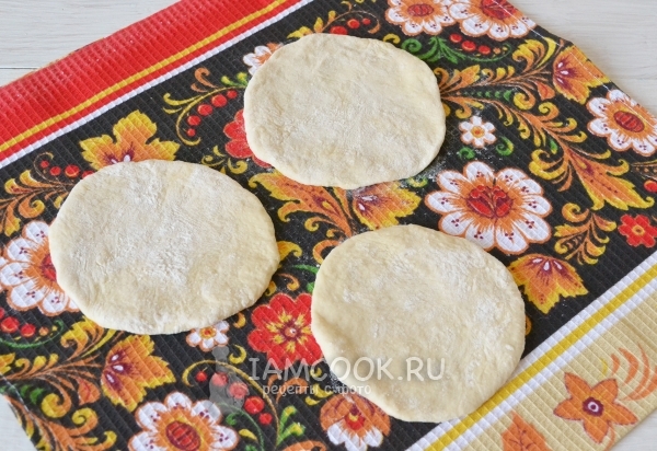 Раскатать тесто в круги